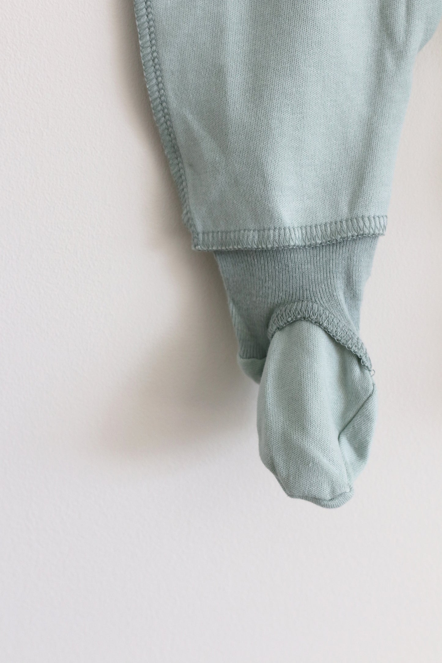 Gift shopping for infant essentials or creating a baby registry, you have found the best neutral tone unisex sleepsuit onesie, that is especially perfect for sensitive skin and newborn skin rash.