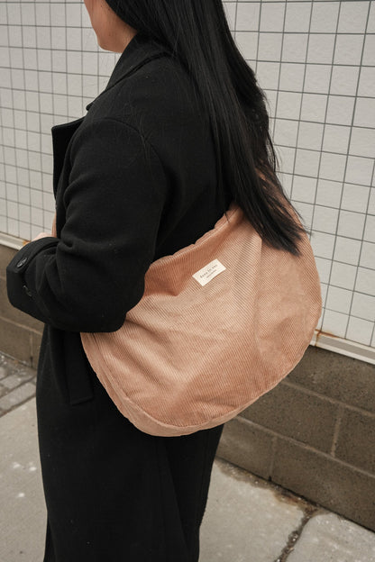 Sac croissant en corduroy | Bandoulière ajustable
