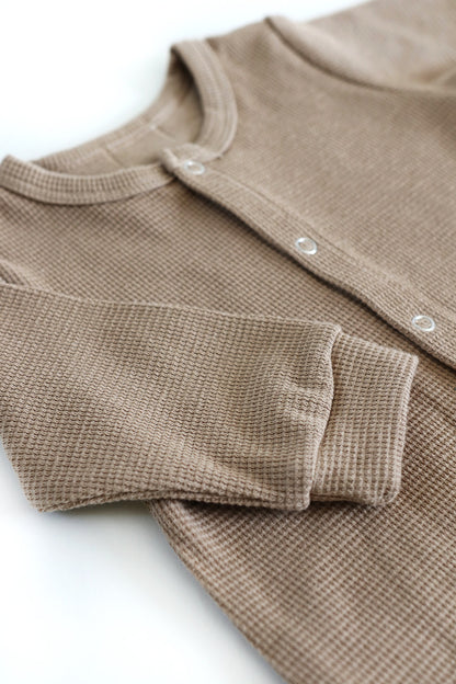 Gift shopping for infant essentials or creating a baby registry, you have found the best neutral tone unisex 100% cotton waffle sleepsuit onesie. 